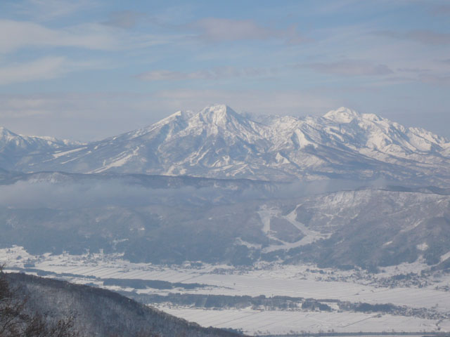 長野県　野沢温泉スキー場　全長5000mスカイラインコースから妙高山を望む